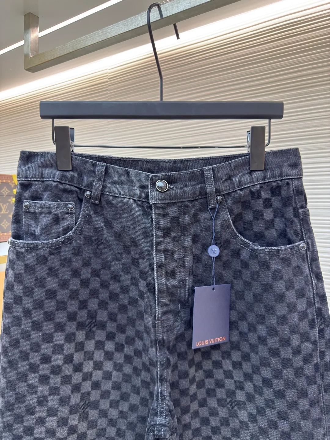 LOUIS VUITTON SS25 plaid gradient flocking jeans ●Authentic product: Purchased and developed at 17700 ●Item number: 1680023-B65 ●Fabric: twill cotton denim fabric ●Technology: Washing process ●Version: Fitted version ●Size: 30-32-34-36 ●Weight: about 930g ●Description: Made of 100% pure cotton washed vintage denim. The fabric has been specially treated to present a natural aged effect. The entire trousers are covered with Der check flocking patterns of different shades, subtly integrating the brand's iconic checkerboard elements into the design. The waistband is decorated with pearlescent buttons and metal rivets for decorative details, highlighting exquisite craftsmanship. The classic five-pocket tailoring design not only retains the practical function of traditional denim pants, but also gives it a modern and fashionable silhouette. The overall wiring is straight and delicate, the fabric is comfortable and soft, and the color is consistent without color difference. It can be matched with the same style to create a fashionable look and control various occasions. Customized accessories, complete with three standards, same style for men and women!